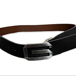 Guess Mens belt small 30x32. Imitation leather with Seven belt holes.
